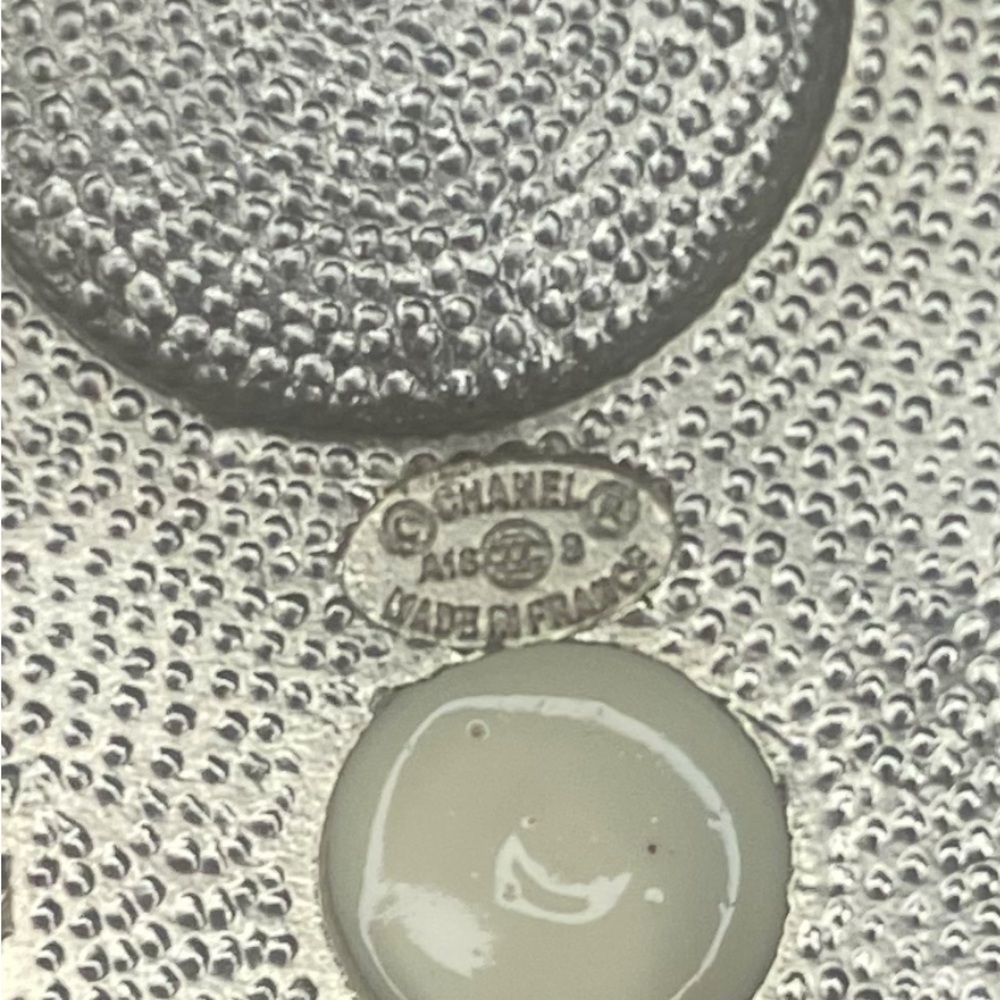 Vintage CHANEL 2018 Autumn Faux Pearl & Resin CC Logo Brooch Pin - Picture 10 of 13